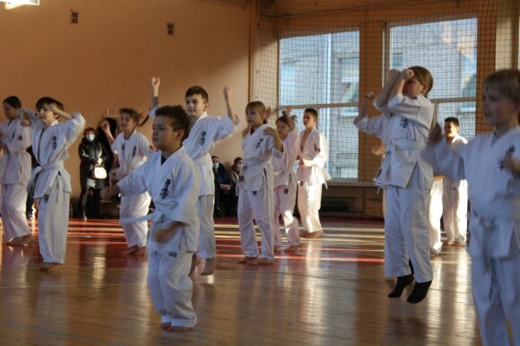 Karatė šventė socialiai pažeidžiamiems vaikams: surengtas pirmasis egzaminas projekto „Karate draugai“ dalyviams