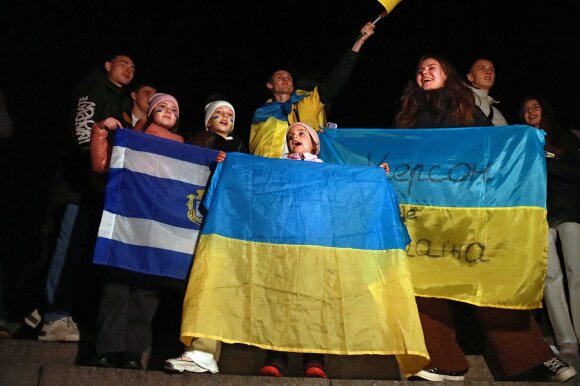 Ukrainiečiai visoje šalyje švenčia Chersono išlaisvinimą