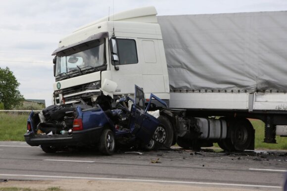 Под Тракай VW Golf врезался в грузовик, водитель погиб