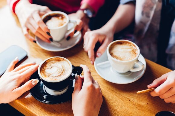 Ar gerdami kavą su pienu rizikuojame rimtai pakenkti savo sveikatai?