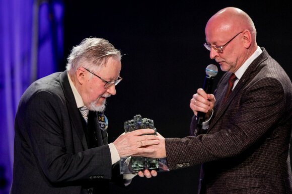 V. Landsbergis ir R. Valatka.