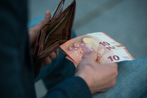Ministrė perspėja – dalies žmonių laukia permainos: „šešėlyje“ dirbantiems ateis sunkūs laikai