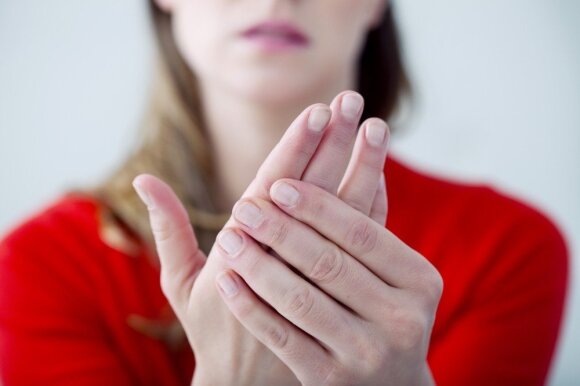 Medikai įvardino 11 priežasčių, dėl kurių tinsta pirštai ir rankos