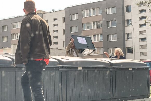 Protesto organizatorė Astrauskaitė vykdė akciją „Išmesk televizorių prie LRT“