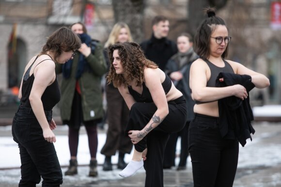 Kovo 8-osios proga feminisčių parodytame performanse dalyvavo ir iš Rusijos pabėgusios „Pussy Riot“ narės