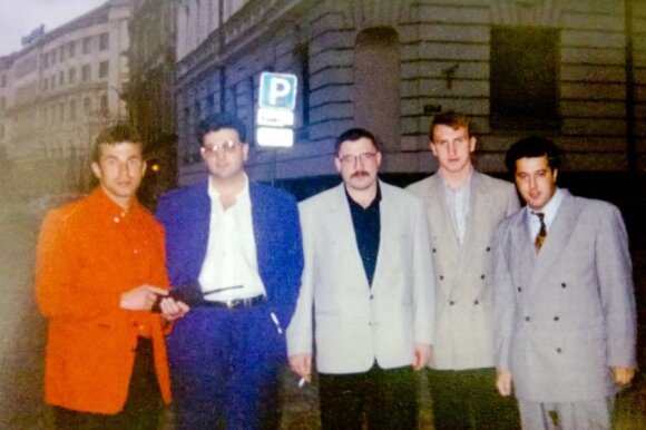 Igoris Tiomkinas (pirmas iš k.), Dovydas Kaplanas (antras iš k.) Rygoje, maždaug 1992-1993 m.