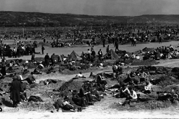 Vokiečių kariai amerikiečių karo belaisvių stovykloje. Leidyklos „Briedis“ nuotr.