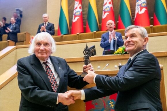 2019 metų Laisvės premijos laureatas Albinas Kentra su tuometinius Seimo pirmininku Viktoru Pranckiečiu