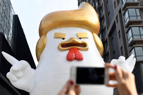 D.Trumpo skulptūra Kinijoje