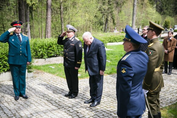 Antrojo Pasaulinio karo aukų pagerbimo ceremonija, Rusijos ambasadorius A. Udalcovas prie paminklo Lietuvos partizanams