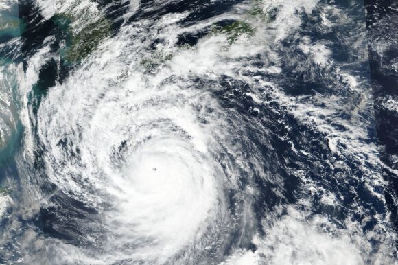 Japonijai smogė pavojingas taifūnas „Nanmadol“
