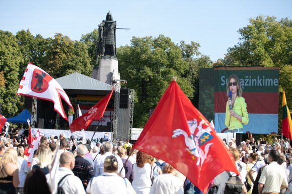Mitingo organizatoriai paskelbė rezoliuciją: atšaukti galimybių pasą ir tris ministrus