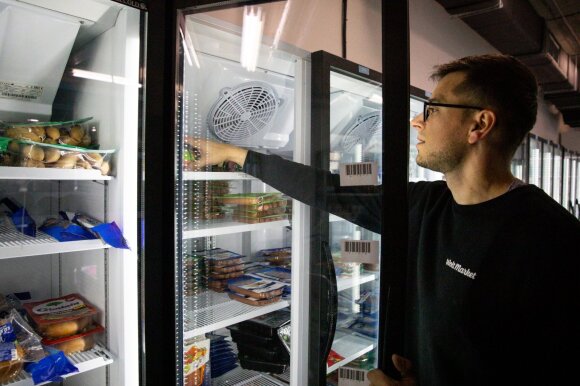 Lietuvoje daugėja naujo tipo maisto parduotuvių: gali užeiti, bet ne pats susirinkti prekes