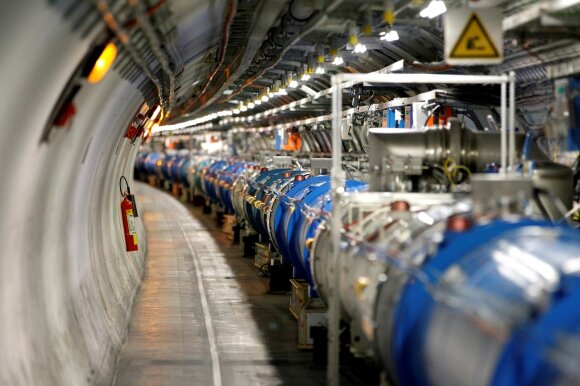 CERN Didysis hadronų priešpriešinių srautų greitintuvas.