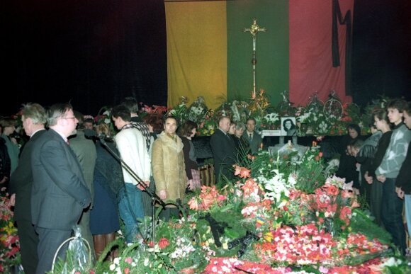 Vilnius, 1991 m. sausio 15 d. (ELTA). Kalba Vytautas Landsbergis. Atsisveikinimas su žuvusiaisiais sausio 13-ąją Vilniaus sporto rūmuose. Po tragiškų 1991 m. sausio 13-osios nakties įvykių.