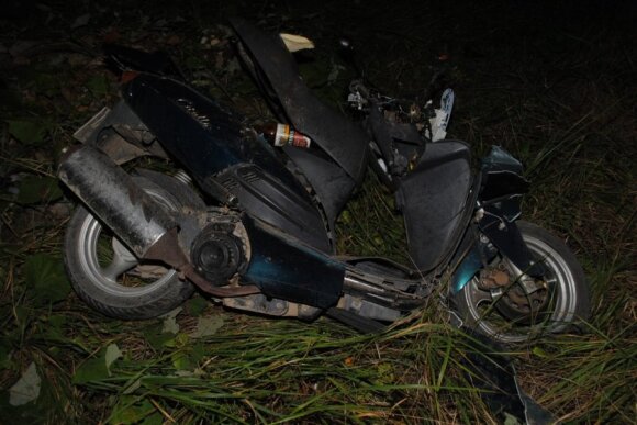 Motociklu į medį rėžęsi vyrai žuvo vietoje