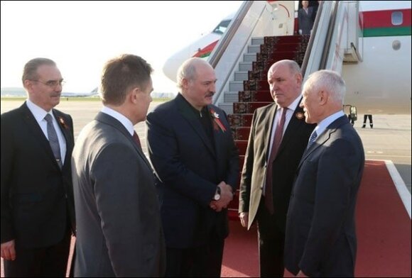 Лукашенко надел георгиевскую ленточку с цветком яблони
