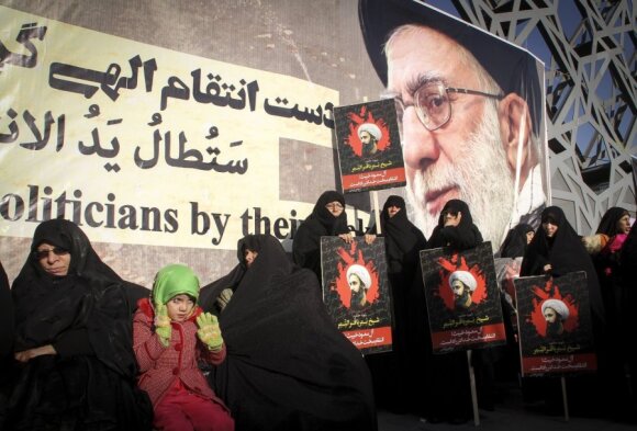 Šiitai Teherane (Iranas) demonstracijoje prieš Saudo Arabiją ir šiitų dvasininkui Nimra al Nimrui įvykdytą egzekuciją