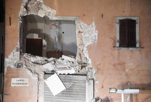 Dvigubas žemės drebėjimas Italijoje sugriovė pastatų ir sukėlė paniką