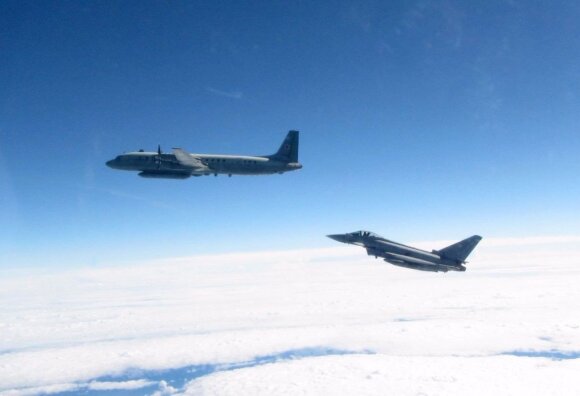 Karališkųjų Oro Pajėgų naikintuvas Typhoon virš Baltijos jūros perima Rusijos žvalgybinį lėktuvą Il-20