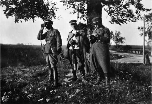 Lietuvos karininkai žvalgo pozicijas pafrontėje. Vidurinysis laiko amerikietišką 1895 m. modelio „Winchester“ šautuva. 1919, VDKM.