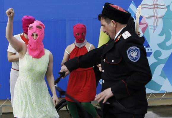 Sočyje Pussy Riot susirėmė su policija ir kazokais