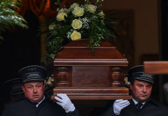 Lenkijoje surengtos pirmojo iš dviejų žuvusiųjų dėl raketų smūgio valstybinės laidotuvės