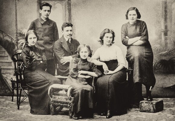 Čiurlionis wfie Sofija and his brother Stasys seated with a group of friends in St Petersburg in 1912  Photo  Čiurlionio namai Vilnius