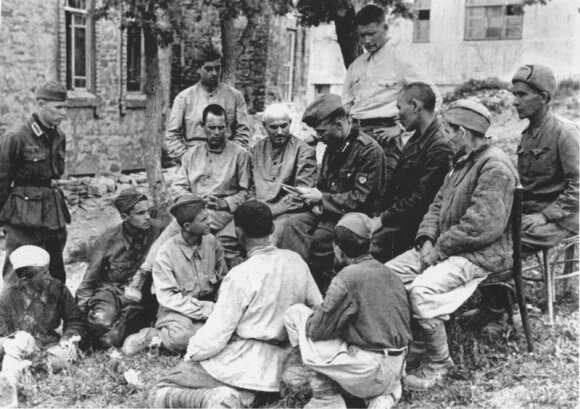 ROA propagandistas skaito raudonarmiečių belaisviams generolo A. Vlasovo atsišaukimą. 1943 m.