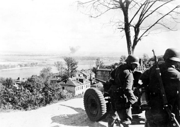 Vokiečių artileristų 3,7 cm patrankos pozicija kovojant dėl Kijevo. 1941 m. rugsėjis.