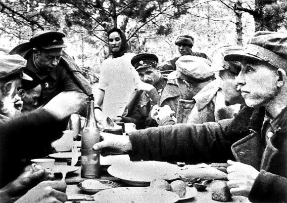 Ukrainos 1-osios partizanų divizijos vadas S. Kovpakas pasitarime su štabo darbuotojais. 1943 m.
