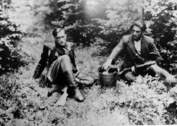 Jurgis Krikščiūnas ir Juozas Lukša pakeliui į Lenkiją. Vytauto rinktinės teritorija, 1947 m. gegužė