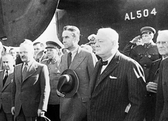 V. Čerčilis Maskvos oro uoste. Antras iš kairės – V. Molotovas, atvykęs pasitikti britų premjero.