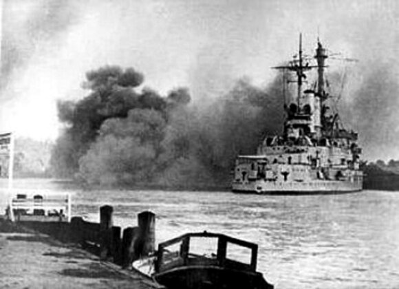 Laivas „Schleswig-Holstein“, įplaukęs į Dancigo įlanką. Jo šūviais prasidėjo Antrasis pasaulinis karas. 1939 m. rugsėjo 1 d., leidyklos „Briedis“ nuotr.