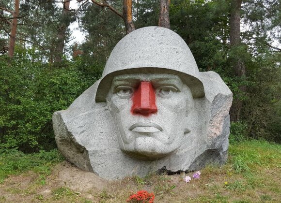 Miroslave sovietiniam kareiviui nušluostė nosį, policija ieško vandalų