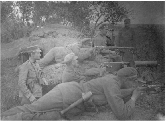 Lietuvos kariuomenes ,2-ojo pestininku pulko kariai apkasuose Daugpilio fronte, 1919 m., VDKM