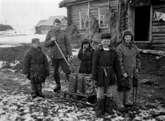 Vokiečių karys ir sovietiniai vaikai