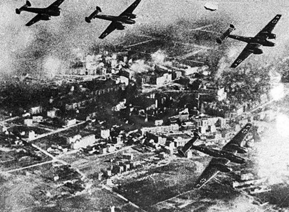 Vokiečių bombonešiai virš Varšuvos. 1939 m. rugsėjis, leidyklos „Briedis“ nuotr.