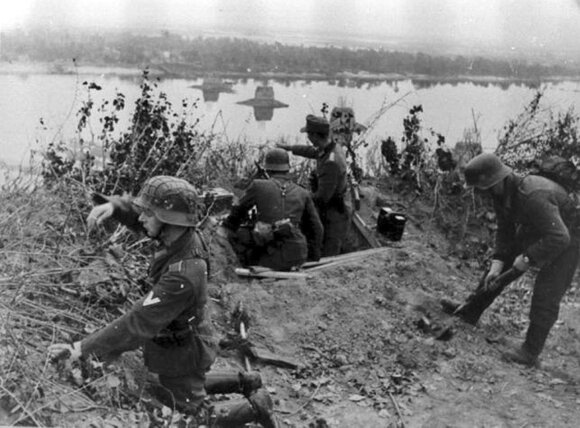 Vokiečių pėstininkai Dniepro pakrantėje įrenginėja gynybos poziciją. 1943 m. Knygos „Išdeginta žemė“ iliustracija