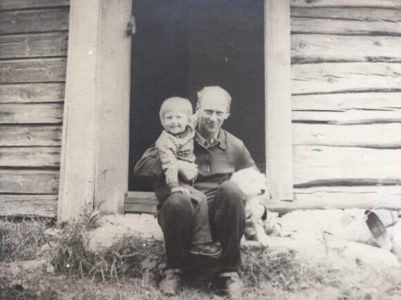 Jokūbas Vilius vaikystėje su seneliu Broniumi ir šunimi Bulka