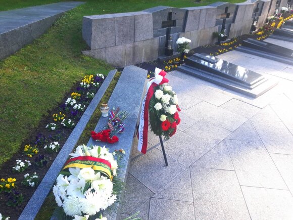 Gėlės prie Sausio 13-osios aukų kapų