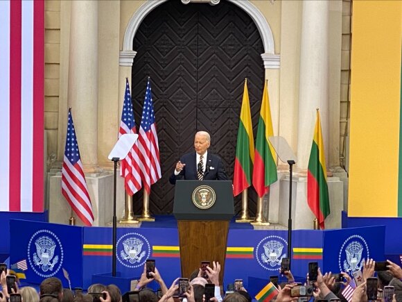 Žiūrėkite tiesiogiai: JAV prezidentas Joe Bidenas kreipiasi į lietuvius