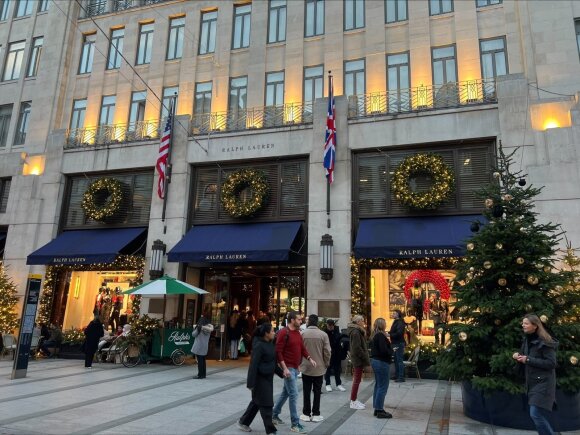 Pasigrožėkite Londono vaizdais: brangioji miesto gatvė jau alsuoja Kalėdomis