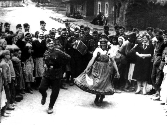 Vokiečių kariai ir civiliai gyventojai linksminasi. Sovietų Rusija 1941 m.