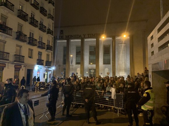 Būrys "Žalgirio" gerbėjų Madride kantriai laukė prie komandos autobuso, kad galėtų pasveikinti nugalėtojus