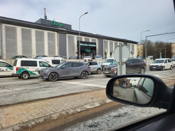 Vilniuje gausios policijos pajėgos apsupo „CityBee“ – vairuotojas neblaivus