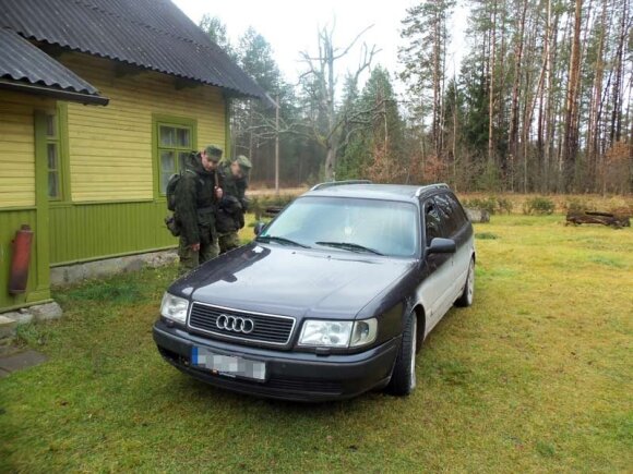 Pasieniečiai su kariškiais aptiko cigarečių prikimštą „Audi“