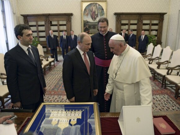 Vladimiro Putino ir popiežiaus Pranciškaus susitikimas, centre - Visvaldas Kulbokas