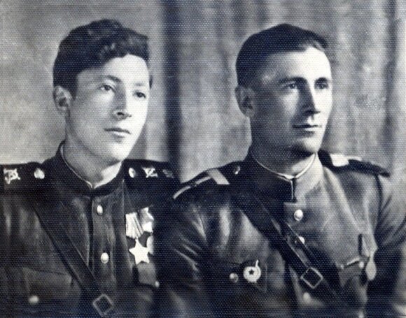 Kavaleristas Jakovas Bunka (kairėje) po Berlyno šturmo su draugu
