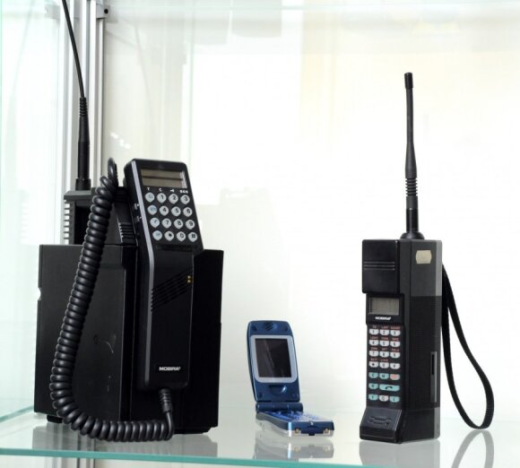 Pirmoji NMT-450 mobiliojo telefono įranga (VGTU nuotr.)